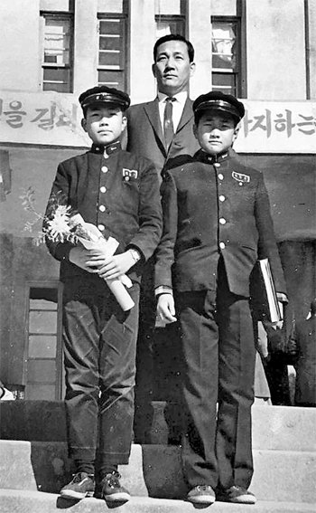 박능후 보건복지부 장관(오른쪽)이 형인 박종후 씨(왼쪽)의 중학교 졸업 당시 아버지(고 박영조 씨)와 함께 찍은 사진. 박 장관의 아버지는 노무현 전 대통령의 중학교(경남 김해시 진영중) 은사다. 박능후 장관 제공