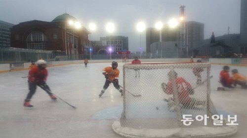 VTB 아이스팰리스 앞에 설치된 야외 스케이트장에서 경기를 하고 있는 러시아의 어린이 선수들. 모스크바=이헌재 기자 uni@donga.com