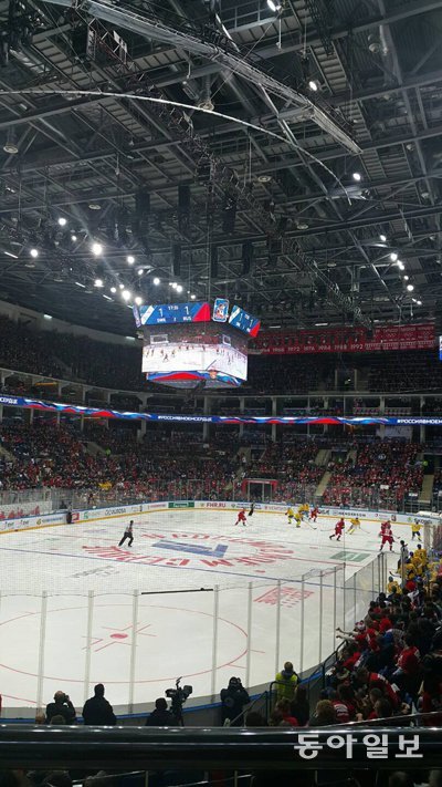 지난해 말 유로하키투어 채널원컵 러시아-스웨덴 경기가 열린 러시아 모스크바 VTB 아이스팰리스를 가득 채운 러시아 관중 모습. 
소련 시절 아이스하키 최강이었던 러시아는 러시아아이스하키리그(KHL)를 통해 화려한 부활과 인기몰이에 나서고 있다. 
모스크바=이헌재 기자 uni@donga.com