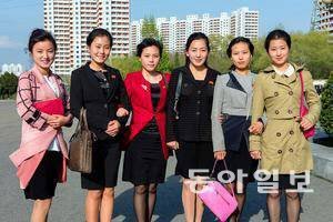 프랑스 여성지 ‘마담피가로’가 지난해 평양 여명거리에서 촬영한 북한 여성들. 동아일보DB