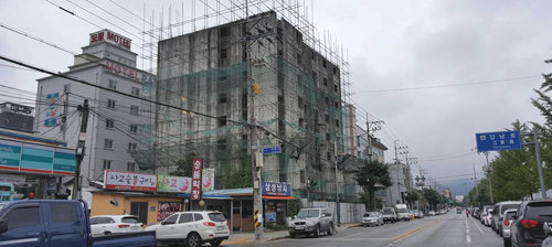 ‘공사중단 장기방치 건축물 정비사업’ 대상지로 선정된 경남 거창군의 모텔 신축 현장. 2010년 6월 이후 7년 반 동안 공사가 중단됐다. 국토교통부 제공