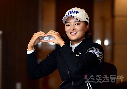 LPGA 입성을 앞둔 고진영은 설렘 반, 걱정 반이다. 18살 무렵 품었던 꿈을 5년 만에 이뤄낸 고진영은 “마음을 단단히 먹었다. 미국 진출을 결정하기까지 고민이 많았던 만큼 굳은 각오를 품고 좋은 성적을 내겠다”고 힘주어 말했다. 지난 2일 인터뷰에서 수줍게 하트를 그린 고진영. 김민성 기자 marineboy@donga.com