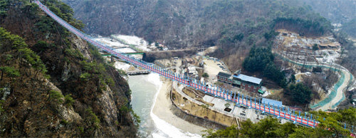 강원 원주시 소금산에 100m 높이의 암벽 봉우리를 연결하는 출렁다리
가 설치돼 새로운 관광명소로 부상할 것으로 보인다. 다리 옆에는 길이 12m의 스카이워크도 만들었다. 원주시 제공