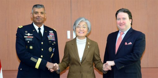 강경화 외교부장관 “남북대화도 한미공조” 강경화 외교부 장관(가운데)이 4일 마크 내퍼 
주한미국 대사 대리(오른쪽), 빈센트 브룩스 주한미군사령관과 서울 종로구 외교부 청사에서 만나 손을 맞잡고 있다. 강 장관은 남북
 대화가 북한의 핵·미사일 위협에 대응하기 위한 한미 공조 없이 진행될 수 없다는 점을 분명히 했다. 사진공동취재단