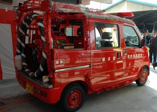 일본에서 좁은 골목길 주택가 등의 화재 초기 진화용으로 사용하고 있는 경소방차. 아사히신문 제공