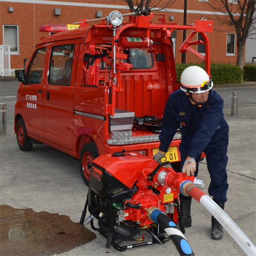 일본에서 좁은 골목길 주택가 등의 화재 초기 진화용으로 사용하고 있는 경소방차. 아사히신문 제공