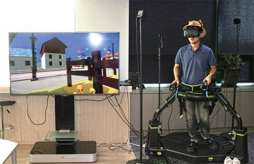모바일 가상현실 연구센터에서 VR체험하는 모습.