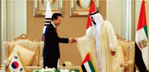 2009년 12월 27일(현지시각) 아랍에미리트(UAE)를 방문한 당시 이명박 대통령이 아부다비에서 할리파 빈 자이드 나하얀 UAE 대통령과 원전사업 계약 서명식을 가진 뒤 악수하고 있다. [청와대 사진기자단]