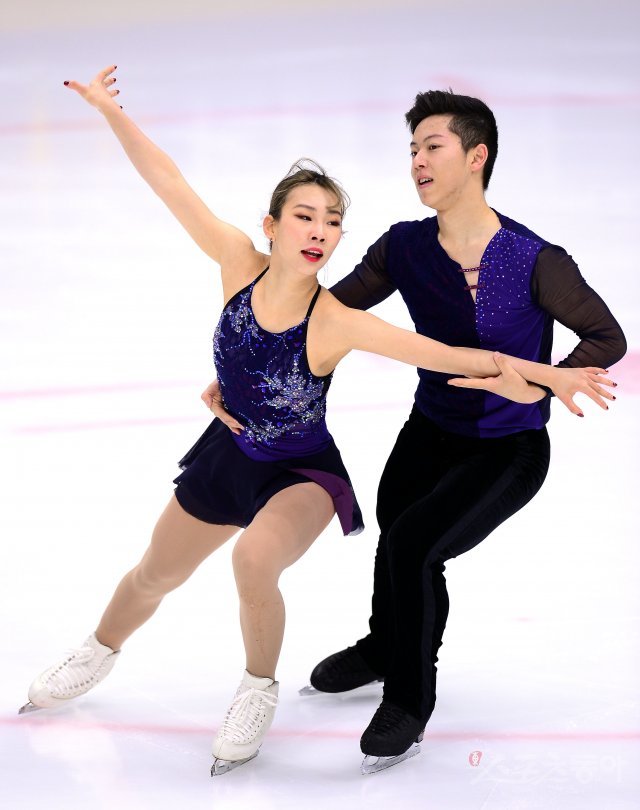 평창올림픽 피겨 국가대표 최종 선발전 겸  ‘KB금융 코리아 피겨스케이팅 2018’이 7일 서울 목동아이스링크에서 열렸다. 페어스케이팅 감강찬과 김규은이 연기를 펼치고 있다. 목동 | 김종원 기자 won@donga.com