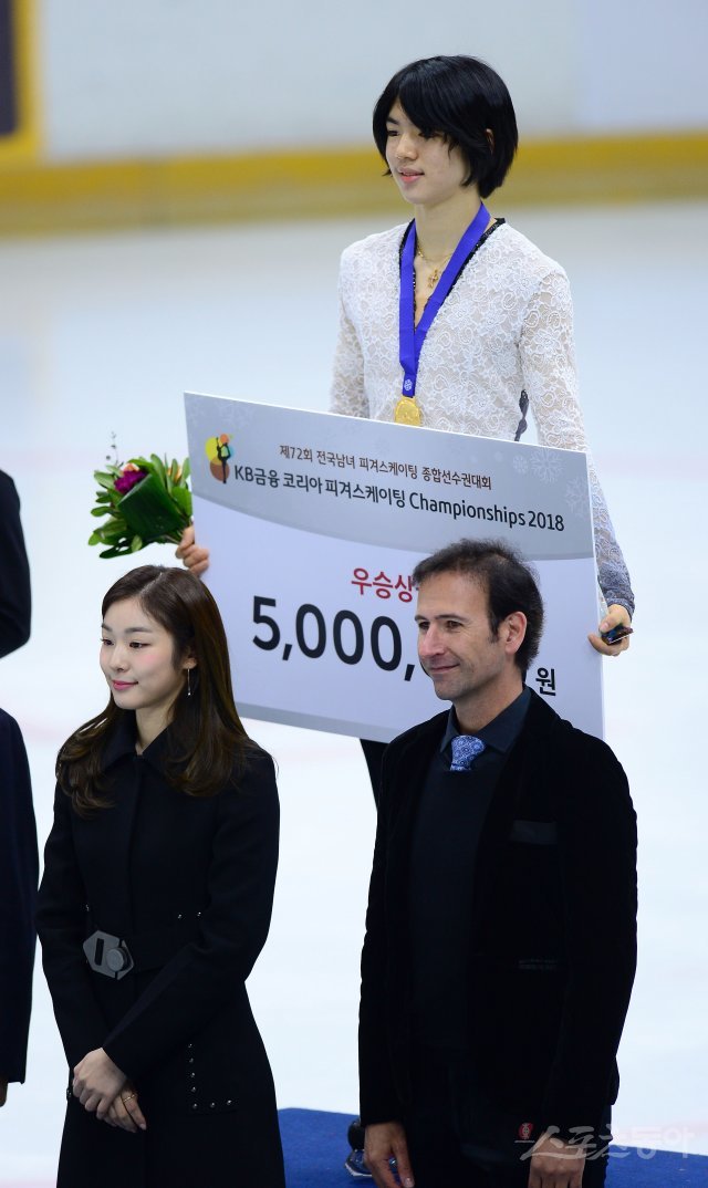 평창올림픽 피겨 국가대표 최종 3차선발전 겸  ‘KB금융 코리아 피겨스케이팅 2018’이 7일 서울 목동실내빙상장에서 열렸다. 종합선수권대회 우승을 차지한 차준환(휘문고)이 김연아와 기념촬영을 하고 있다. 목동 | 김종원 기자 won@donga.com