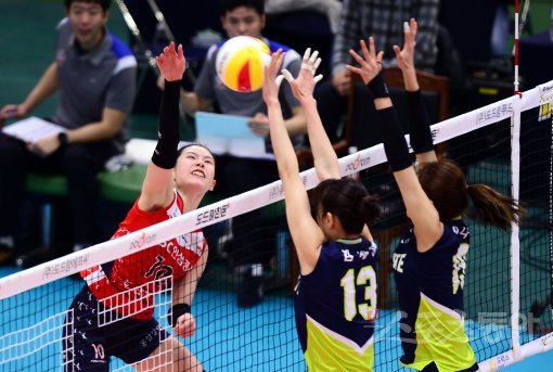 7일 경기도 수원실내체육관에서 ‘2017-2018 도드람 V리그’ 수원 현대건설과 대전 KGC인삼공사의 경기가 열렸다. KGC인삼공사 채선아가 현대건설 블로커를 피해 스파이크를 날리고 있다. 수원 | 김민성 기자 marineboy@donga.com