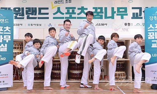 3일 강원도 영월군 영월읍에 위치한 청룡포초등학교에서 ‘강원랜드 레전드 초청 스포츠 꿈나무 교실‘이 열렸다. 2000년 시드니 올림픽 금메달 리스트 출신 김경훈 올림픽태권도장관장이 유소년 학생들과 기념촬영을 하고 있다. 영월 | 김진환 기자 kwangshin00@donga.com