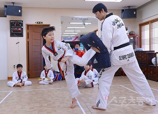 3일 강원도 영월군 영월읍에 위치한 청룡포초등학교에서 ‘강원랜드 레전드 초청 스포츠 꿈나무 교실‘이 열렸다. 2000년 시드니 올림픽 금메달 리스트 출신 김경훈 올림픽태권도장관장이 유소년 학생들을 지도하고 있다. 영월 | 김진환 기자 kwangshin00@donga.com