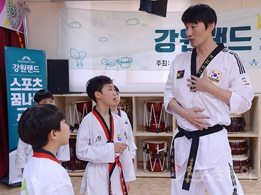 3일 강원도 영월군 영월읍에 위치한 청룡포초등학교에서 ‘강원랜드 레전드 초청 스포츠 꿈나무 교실‘이 열렸다. 2000년 시드니 올림픽 금메달 리스트 출신 김경훈 올림픽태권도장관장이 유소년 학생들을 지도하고 있다. 영월 | 김진환 기자 kwangshin00@donga.com