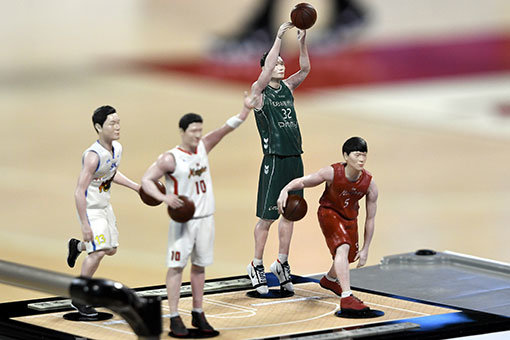 서울 SK가 원주 DB 김주성 은퇴투어를 기념해 제작한 아시안게임 금메달 멤버 피규어. 사진제공 ｜ KBL