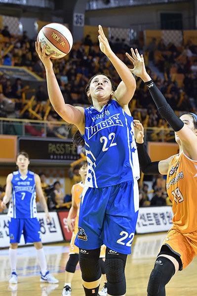 아산 우리은행 나탈리 어천와가 7일 청주실내체육관에서 열린 KB스타즈와의 경기에서 골밑 공격을 시도하고 있다. 우리은행은 24점을 올린 어천와의 활약으로 KB스타즈를 꺾고, 선두를 지켰다. 사진제공 ｜ WKBL