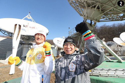 이동통신 3사가 5G 주도권에 사활을 걸고 있다. 6일 KT 용인위성관제센터에서 평창 겨울올림픽 성화 봉송 주자인 KT 전략기획실장 박종욱 전무(왼쪽) 등이 올림픽 성공을 염원하며 포즈를 취하고 있다. KT 제공