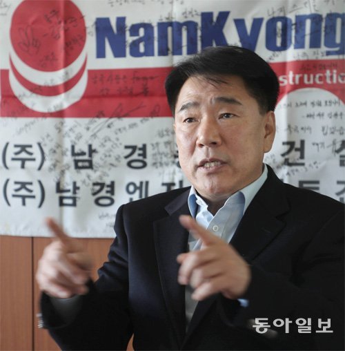 이동화 남경엔지니어링토건 대표는 3일 부산 해운대구 본사에서 동아일보 기자와 만나 “남극에 대한 투자는 후손을 위해 서둘러야 할 일”이라고 강조했다. 이 대표 뒤 회사 깃발은 2012∼2014년 장보고과학기지 건설 때 가져간 것이다. 세종과학기지 대원들의 응원글이 빼곡히 적혀 있다. 박경모 기자 momo@donga.com