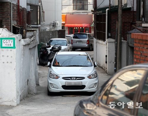 골목길 점령 17년 전 불법 주·정차된 차량으로 초기 진화에 실패해 소방관 6명이 숨진 서울 서대문구 홍제동 주택가. 골목길은 여전히 차량들이 ‘점령’하고 있었다. 장승윤 기자 tomato99@donga.com