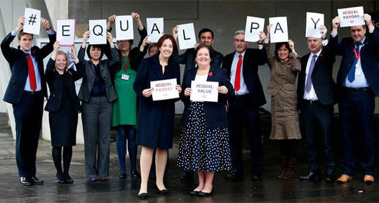스코틀랜드 노동당 대표와 소속 의원들이 2016년 에든버러 국회 밖에서 ‘동등한 임금’ 이라고 적힌 종이를 들고 남녀 임금격차 해소 캠패인을 벌이고 있다. 사진 출처 영국 가디언
