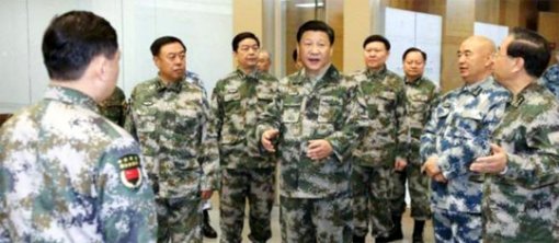시진핑 중국 국가주석이 2016년 중앙군사위원회 통합전투사령부 소속 핵벙커를 방문해 군지휘관들을 격려하고 있다. 중국 관영매체는 
2011년 베이징을 포함한 허베이 지역에만 총길이 5000km에 이르는 대륙간탄도미사일 이동용 ‘지하 만리장성’이 수백 m 지하에
 건설됐다고 보도했다. 사진 출처 SCMP