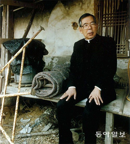 김수환 추기경이 1993년 폐허가 된 경북 군위군의 옛집 툇마루에 앉아 상념에 잠겨 있다. 동아일보DB