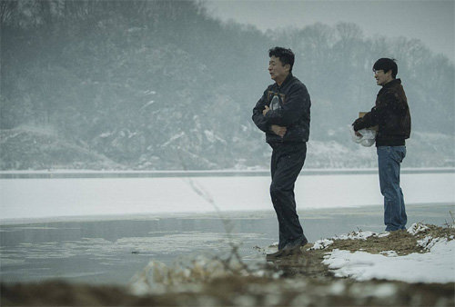 영화 ‘1987’에서 박종철 씨 부친이 유골을 뿌리는 장면. CJ엔터테인먼트 제공