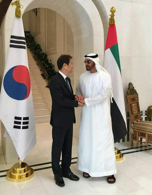 지난해 12월  UAE를 방문한 임종석 대통령비서실장(왼쪽)이 무함마드 빈 자이드 알 나하얀 왕세제와 만나 악수하고 있다. 청와대 제공
