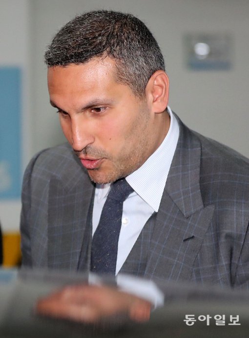 아랍에미리트 왕세제의 최측근인 칼둔 칼리파 알 무바라크 UAE 아부다비 행정청장이 8일 오후 12시 50분경 서울 강남구 역삼동 GS타워 지하5층 주차장에서 칼둔 장관이 경찰의 경호를 받으며 차에 오르고 있다.