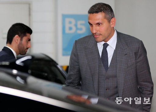 아랍에미리트 왕세제의 최측근인 칼둔 칼리파 알 무바라크 UAE 아부다비 행정청장이 8일 오후 12시 50분경 서울 강남구 역삼동 GS타워 지하5층 주차장에서 칼둔 장관이 경찰의 경호를 받으며 차에 오르고 있다.