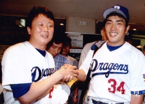 일본프로야구 주니치 시절 선동열 전 KIA 감독(왼쪽)과 함께 포즈를 취한 야마모토 마사(오른쪽). 동아일보DB
