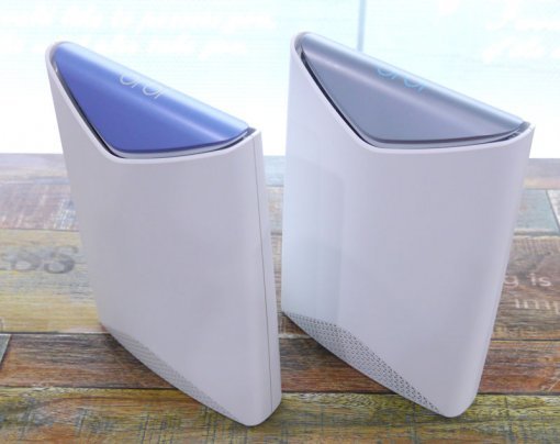 라우터(왼쪽)와 새틀라이트(오른쪽)으로 구성된 넷기어 오르비 프로 (출처=IT동아)