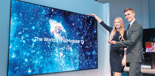 삼성전자는 7일(현지 시간) 세계 최초로 마이크로 LED 기술을 적용한 146인치 모듈러 TV ‘더 월’을 공개했다. 삼성전자 모델들이 제품을 소개하고 있다. 삼성전자 제공