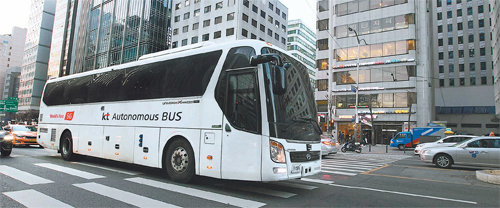 5일 오후 KT의 45인승 대형 자율주행버스가 서울 강남구 테헤란로를 자율주행기술로 시범 운행하고 있다. KT 제공