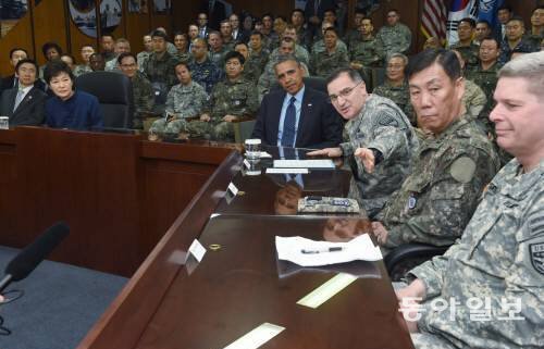 2014년 한국 방문 때 한미연합사령부를 찾은 버락 오바마 전 미국 대통령(오른쪽에서 네 번째). 오바마 전 대통령은 연합사 연설에서 ‘같이 갑시다’라고 한국어로 말했다. 동아일보DB