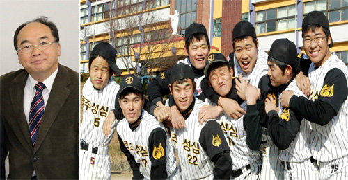 대한농아인야구협회장인 조일연 전 충주 성심학교장(왼쪽 사진)은 농아인 야구 불모지인 한국에서 내년 세계농아인야구대회 개최를 이끌었다. 2004년 충주 성심학교 농아인 야구단 선수들이 모여 어깨동무를 하고 활짝 웃고 있다. 동아일보DB·조일연 씨 제공