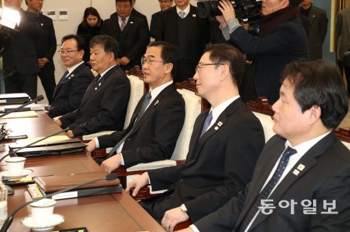 9일 남북 고위급회담이 판문점 남측 평화의 집에서 열렸다. 조명균 통일부 장관을 비롯한 남측 대표단과 리선권 조국평화통일위원회 위원장을 비롯한 북측 대표단이 평화의집 회의장에서 전체회의 시작에 앞서 모두발언을 하고 있다. 
오른편 남측 대표단 오른쪽부터 안문현 국무총리실심의관, 천해성 통일부 차관, 조명균 통일부 장관, 노태강 문화체육관광부 2차관, 김기홍 평창올림픽.패럴림픽 기획사무차장.