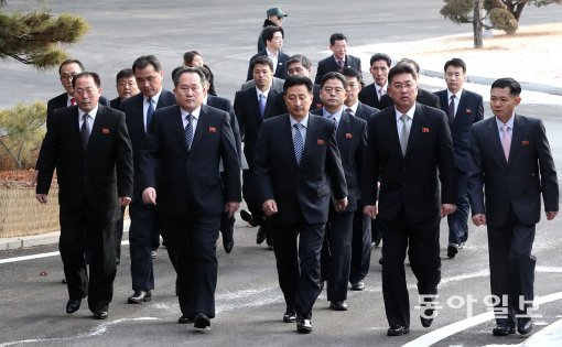 9일 남북 고위급회담이 판문점 남측 평화의 집에서 열렸다. 리선권 조국평화통일위원회 위원장을 비롯한 북측 대표단이 판문점 MDL(군사분계선)을 건너, 회담장인 평화의 집으로 향하고 있다.