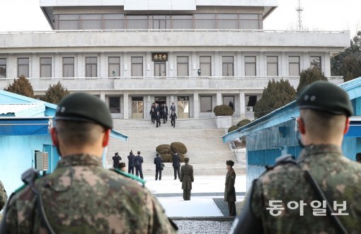 9일 남북 고위급회담이 판문점 남측 평화의 집에서 열렸다. 리선권 조국평화통일위원회 위원장을 비롯한 북측 대표단이 판문각을 나와 남측으로 이동하고 있다.