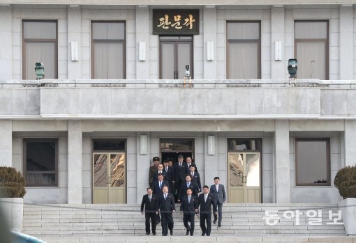 9일 남북 고위급회담이 판문점 남측 평화의 집에서 열렸다. 리선권 조국평화통일위원회 위원장을 비롯한 북측 대표단이 판문각을 나오고 있다.