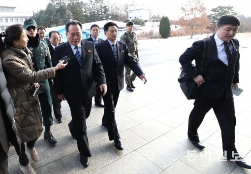 9일 남북 고위급회담이 판문점 남측 평화의 집에서 열렸다. 리선권 조국평화통일위원회 위원장을 비롯한 북측 대표단이 판문각을 나와 평화의 집으로 이동하면서 남측 기자의 질문을 받고 있다.