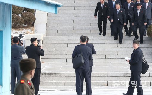 9일 남북 고위급회담이 판문점 남측 평화의 집에서 열렸다. 리선권 조국평화통일위원회 위원장을 비롯한 북측 대표단이 판문각을 나와 남측으로 이동하고 있다.