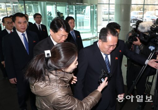 9일 남북 고위급회담이 판문점 남측 평화의 집에서 열렸다. 리선권 조국평화통일위원회 위원장을 비롯한 북측 대표단이 오전 회의를 마친뒤 북측으로 이동하고 있다.