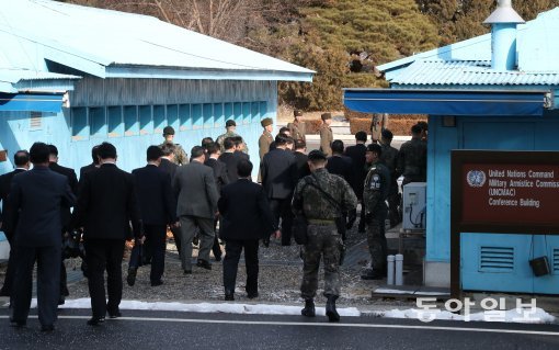 9일 남북 고위급회담이 판문점 남측 평화의 집에서 열렸다. 리선권 조국평화통일위원회 위원장을 비롯한 북측 대표단이 오전 회의를 마친뒤 북측으로 이동하고 있다.