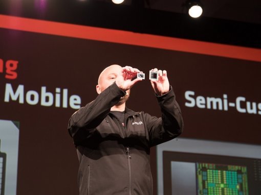 스콧 허켈만 라데온 테크놀러지 그룹 부사장이 베가 모바일과 일반 베가 그래픽 프로세서의 크기 차이를 시연 중인 모습.(출처=IT동아)