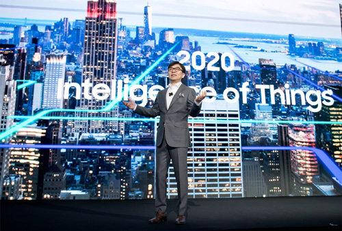 “IoT시대 선도” 김현석 삼성전자 사장이 8일(현지 시간) 미국 라스베이거스 글로벌 콘퍼런스에서 사물인터넷(IoT)을 기반으로 모든 제품 및 서비스가 연결되는 삼성전자의 전략을 설명하고 있다. 삼성전자 제공