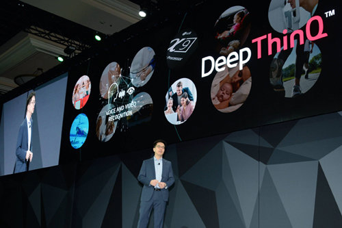 “AI ‘씽큐’와 함께” 박일평 LG전자 최고기술책임자가 8일(현지 시간) 미국 라스베이거스 맨덜레이베이 호텔에서 열린 LG전자 글로벌 프레스 콘퍼런스에서 인공지능 브랜드 ‘씽큐’를 소개하고 있다. LG전자 제공