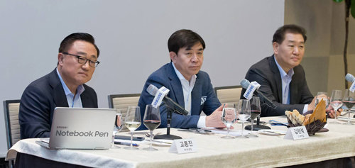 삼성전자 IM부문장 고동진 사장, CE부문장 김현석 사장, 영상디스플레이사업부장 한종희 사장(왼쪽부터).