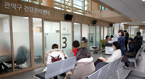 9일 서울 관악구 보건소 시민건강관리센터에 건강상담을 받으러 온 주민들이 기다리고 있다. 관악구청 제공
