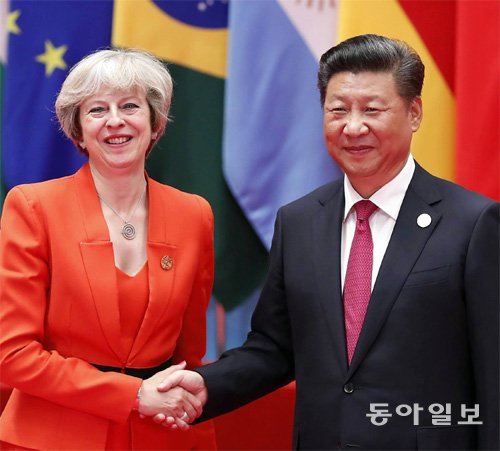 테리사 메이 영국 총리는 이번 달 말 중국을 방문해 브렉시트 이후 중국과의 협력 확대를 논의할 계획이다. 사진은 2016년 메이 총리가 주요 20개국(G20) 정상회의 참석차 중국을 방문했을 때 모습. 동아일보DB